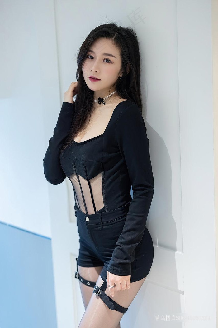 他埋头吸吻她的性感胸脯